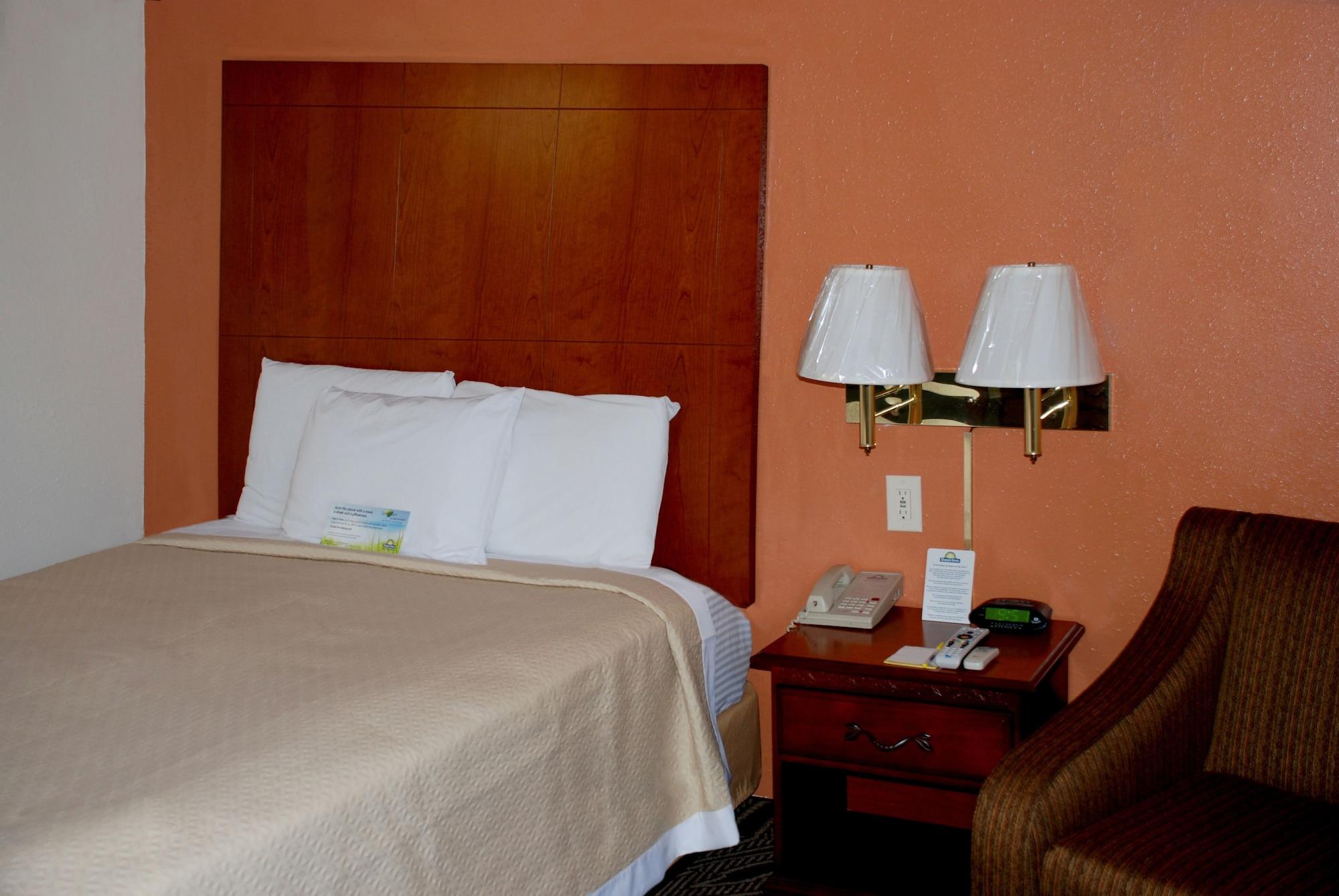 Days Inn By Wyndham Dyersburg Екстер'єр фото